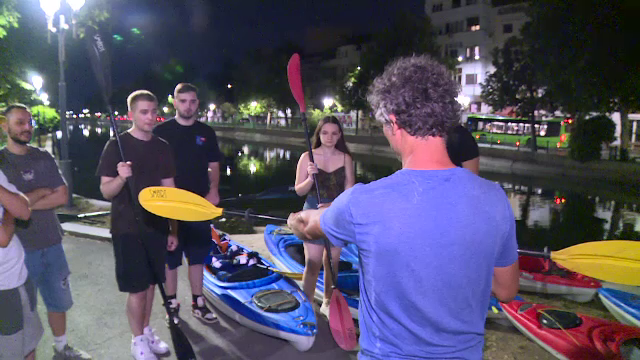 Plimbări nocturne cu caiacele pe Dâmbovița. Cât costă o astfel de experiență