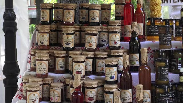Târg cu produse tradiționale la Iași, ”la prețuri acceptabile”: poale-n brâu, plăcinte cu brânză ori sucuri naturale