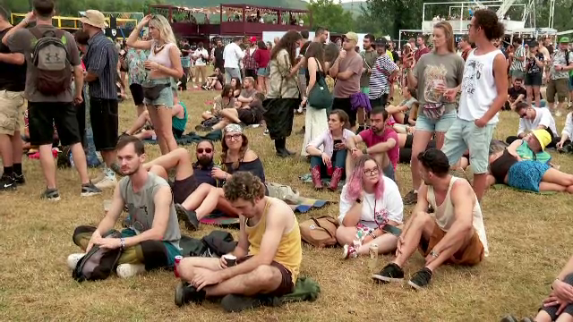 Ploaia nu i-a speriat pe festivalierii de la Electric Castle. „Machiajul l-am făcut să meargă cu pelerina”