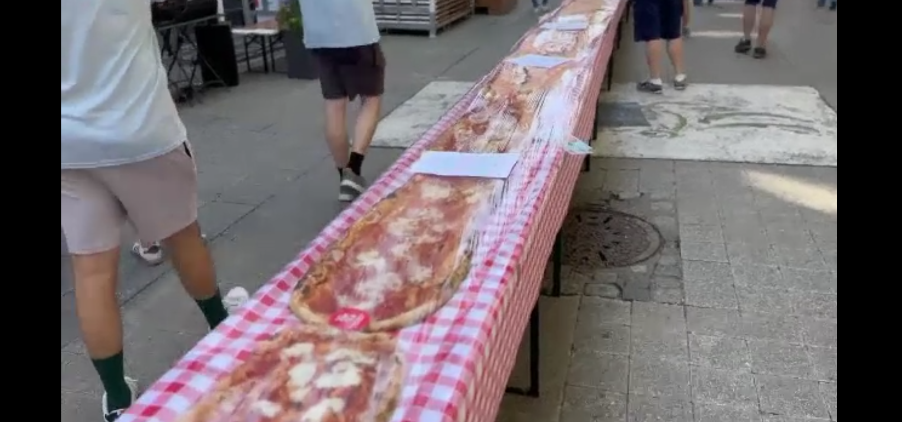 Pizza de record mondial: O echipă din Luxemburg a preparat o pizza de 101 metri
