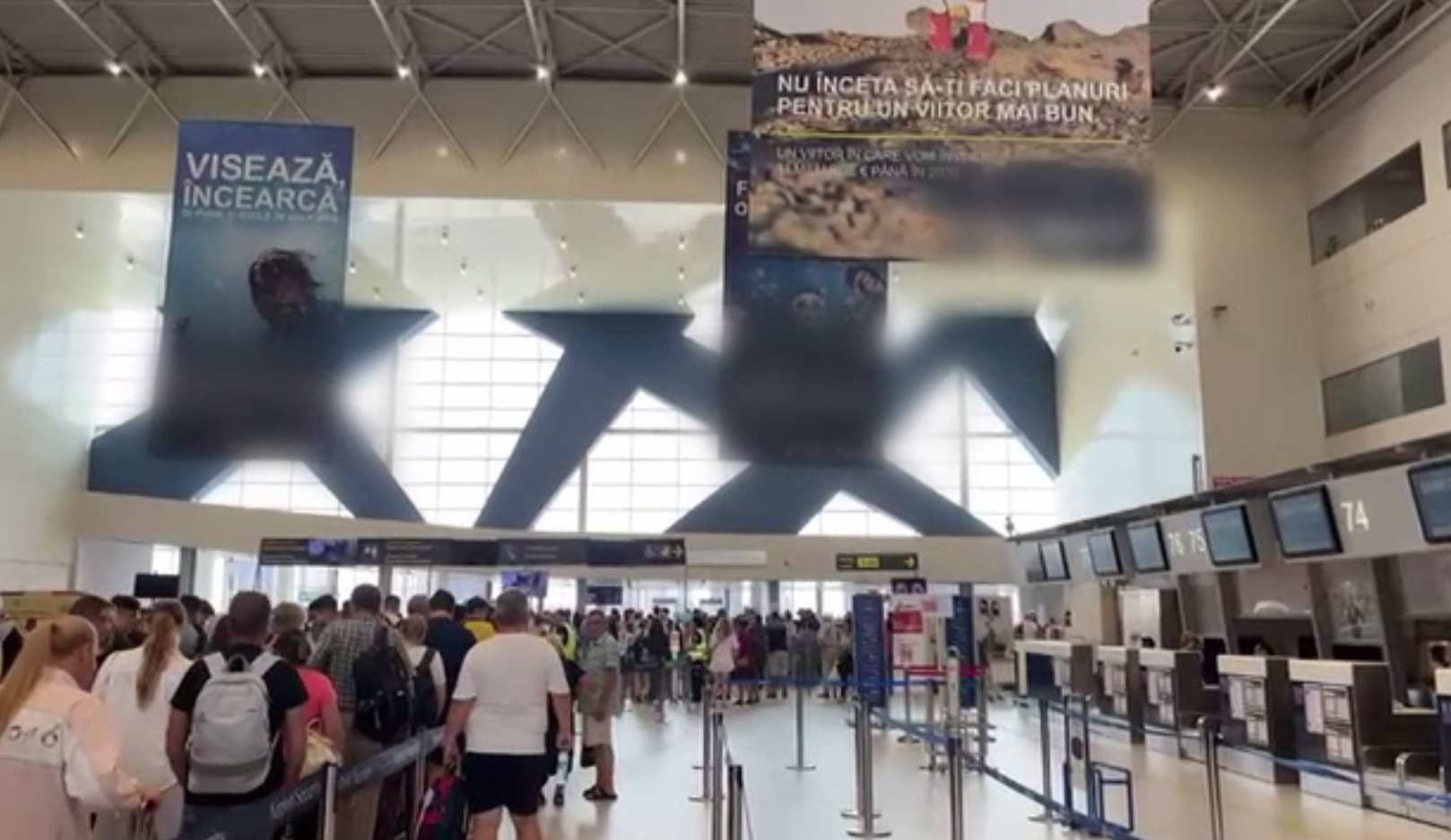 Coadă la scanarea biletelor până la intrarea în Aeroportul „Henri Coandă”. Explicațiile autorităților