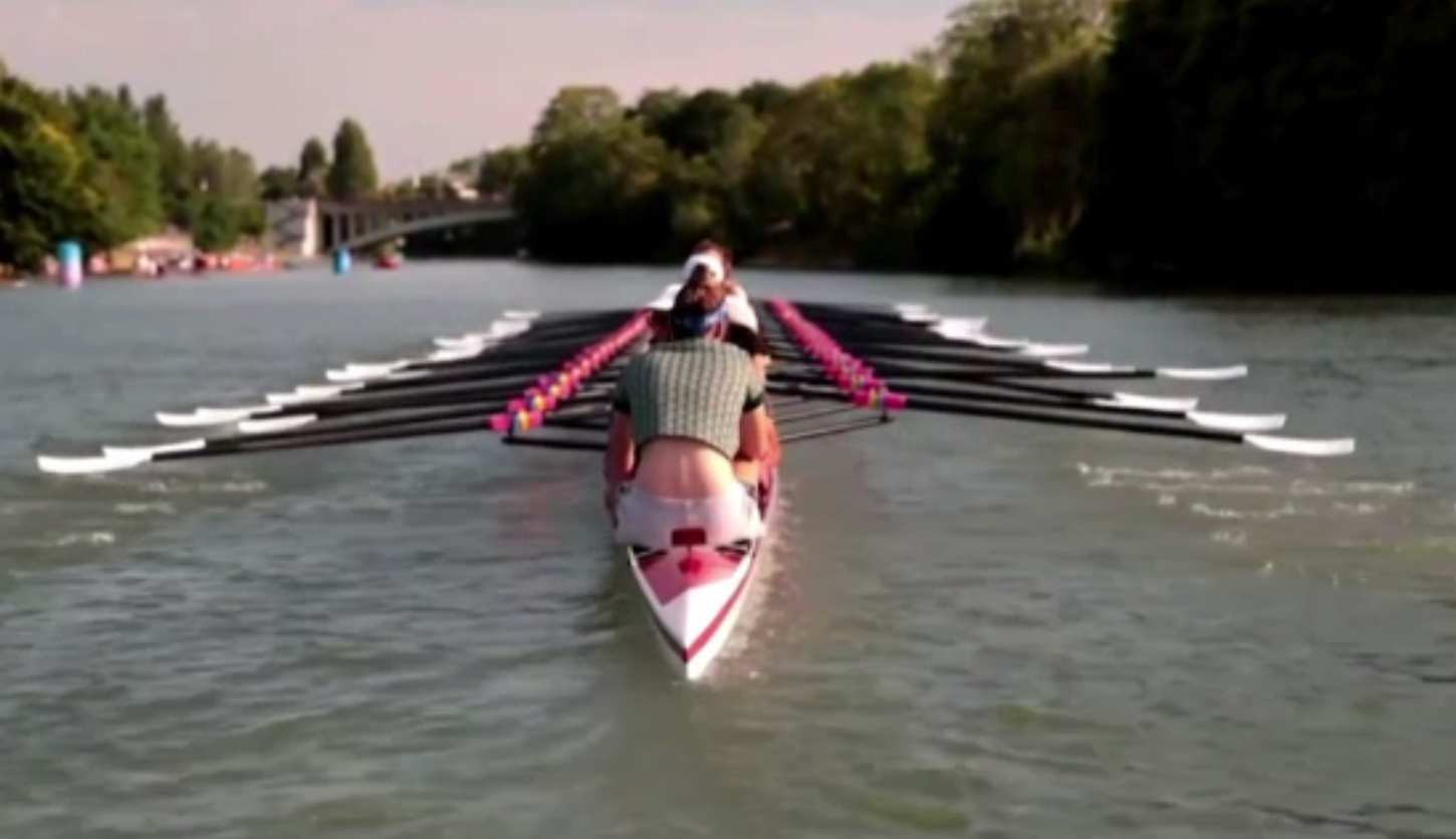 Flacăra olimpică ajunge pe un afluent al Senei, purtată într-o ambarcațiune unică în lume