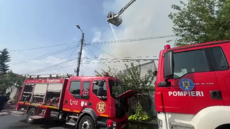Incendiu puternic în București. Mai multe case sunt afectate. Au fost alertate 12 mașini de pompieri