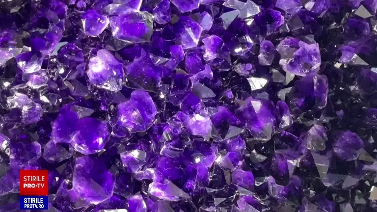 Imagini uimitoare cel mai mare ametist din lume. Cântărește o tonă și este atât de mare încât poate adăposti un om înăuntru