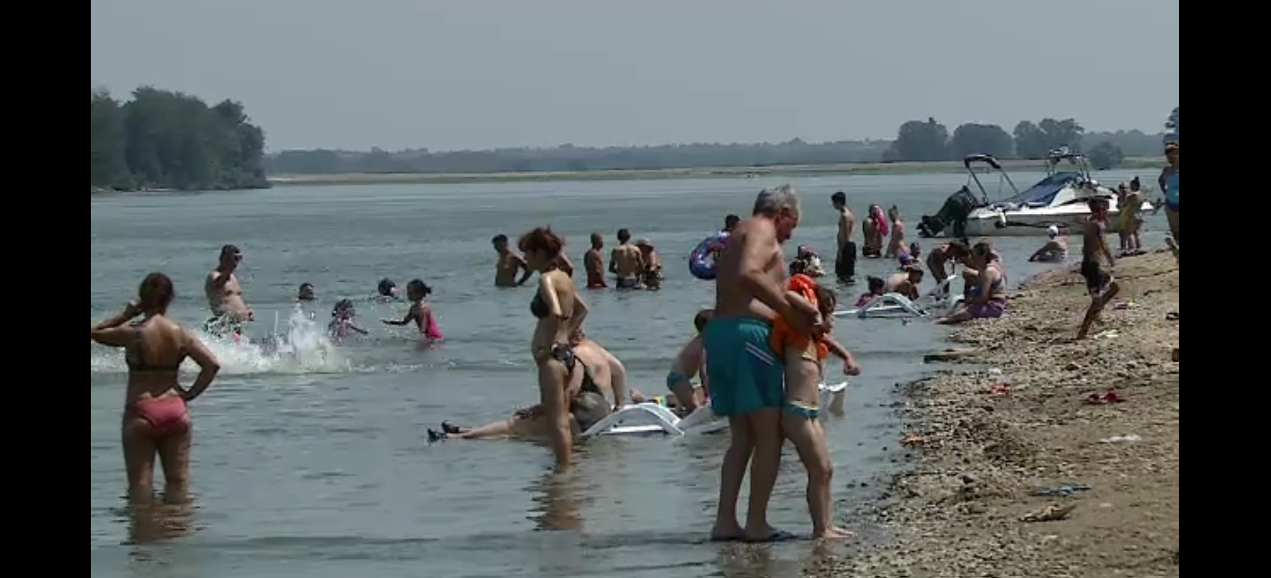 ”Litoralul Olteniei” a prins viață. Turiștii români și bulgari vin pentru o bălăceală în apa rece