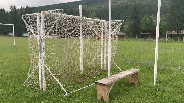 Un copil de 8 ani din Suceava a murit după ce o poartă de la un teren de fotbal a căzut peste el