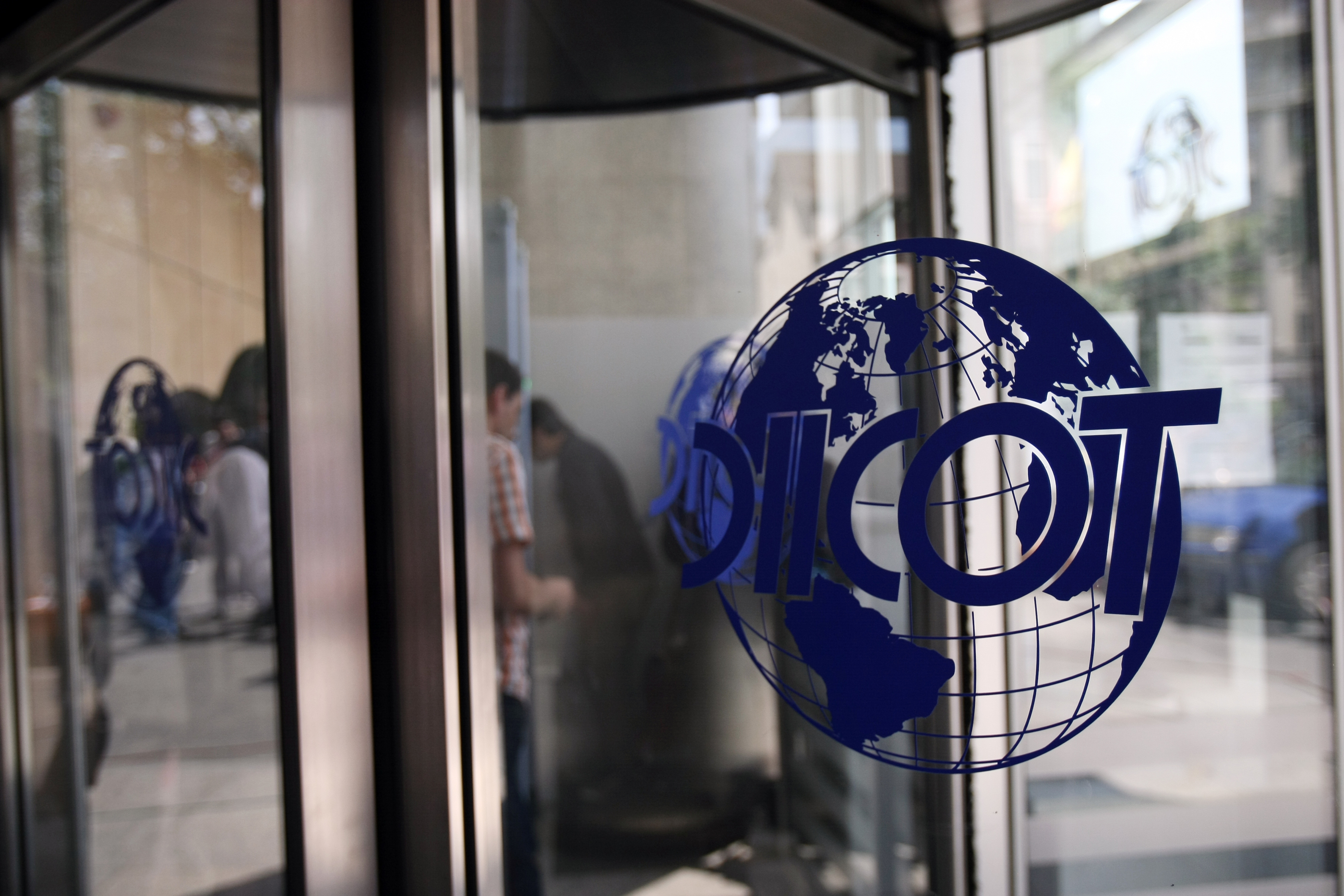 Operațiune de amploare a DIICOT. O grupare de crimă organizată ar fi pus mâna pe zeci de arme de foc