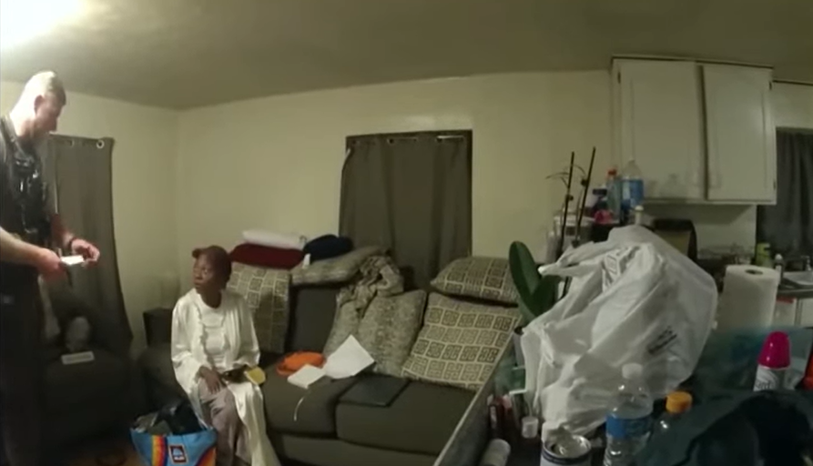 O înregistrare video în care un şerif din Illinois împuşcă o femeie de culoare în casa ei provoacă indignare. VIDEO