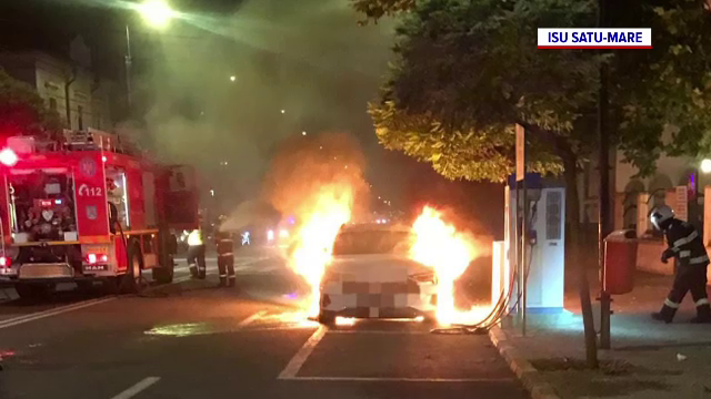 O mașină electrică a luat foc brusc după ce proprietarul a pus-o la încărcat, în Satu Mare