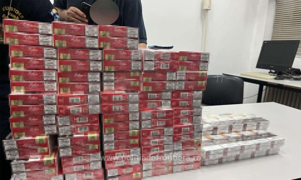 Ce au descoperit polițiștii din Iași sub capota unei mașini. Șoferul s-a ales cu o amendă usturătoare. FOTO