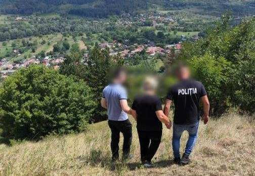 O femeie amenința că se aruncă de pe o stâncă și a stat așa 12 ore, până ce polițiștii au convins-o să coboare
