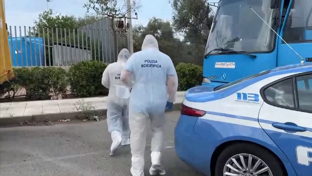 Un român a fost găsit mort în porbagajul unui autocar din Italia. Polițiștii iau în calcul o crimă