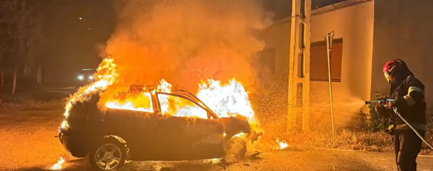 Trei frați minori din Bihor au furat mașina părinților și au intrat cu ea într-un stâlp. Autoturismul a luat foc