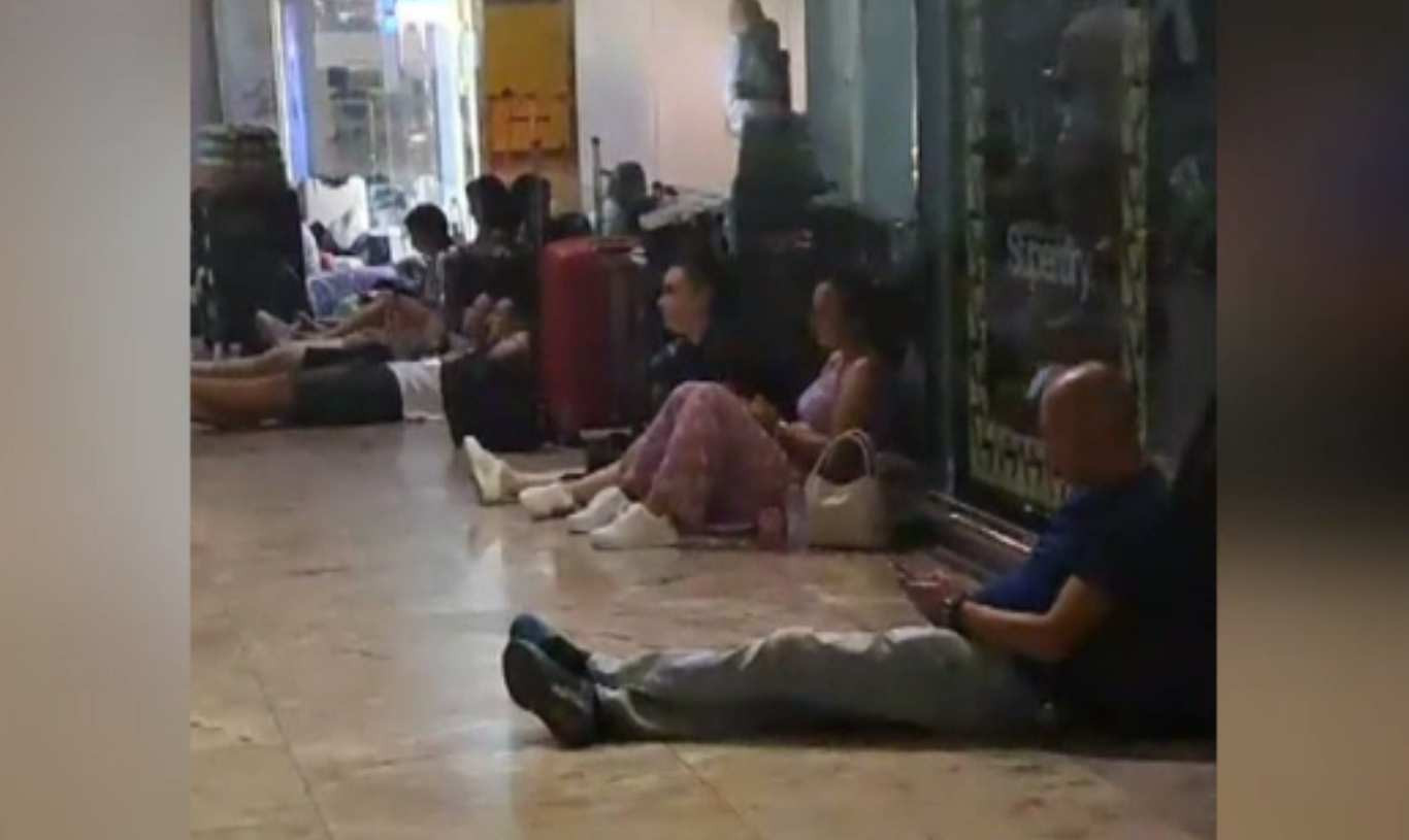 Stresați și umiliți. Ce au primit românii care au rămas blocați în aeroporturi după anularea zborurilor Wizz Air