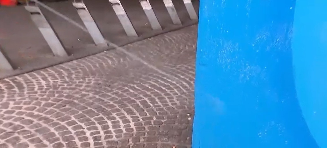 Peretele care respinge urina. Cum sunt împroșcați înapoi cei care îl folosesc pe post de toaletă