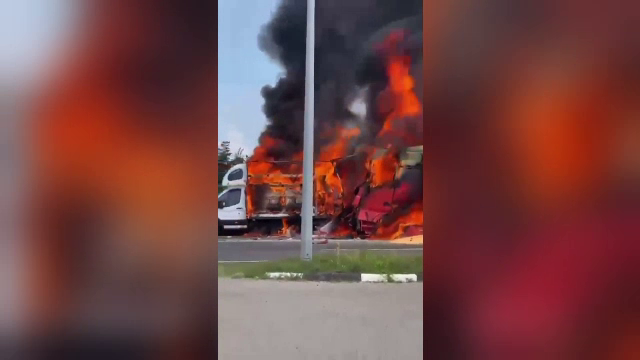Un TIR încărcat cu cereale a luat foc în urma unui accident în apropiere de vama Nădlac 1