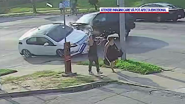 Momentul în care două mașini se lovesc în trafic, în SUA, iar una dintre ele se rostogolește peste doi pietoni