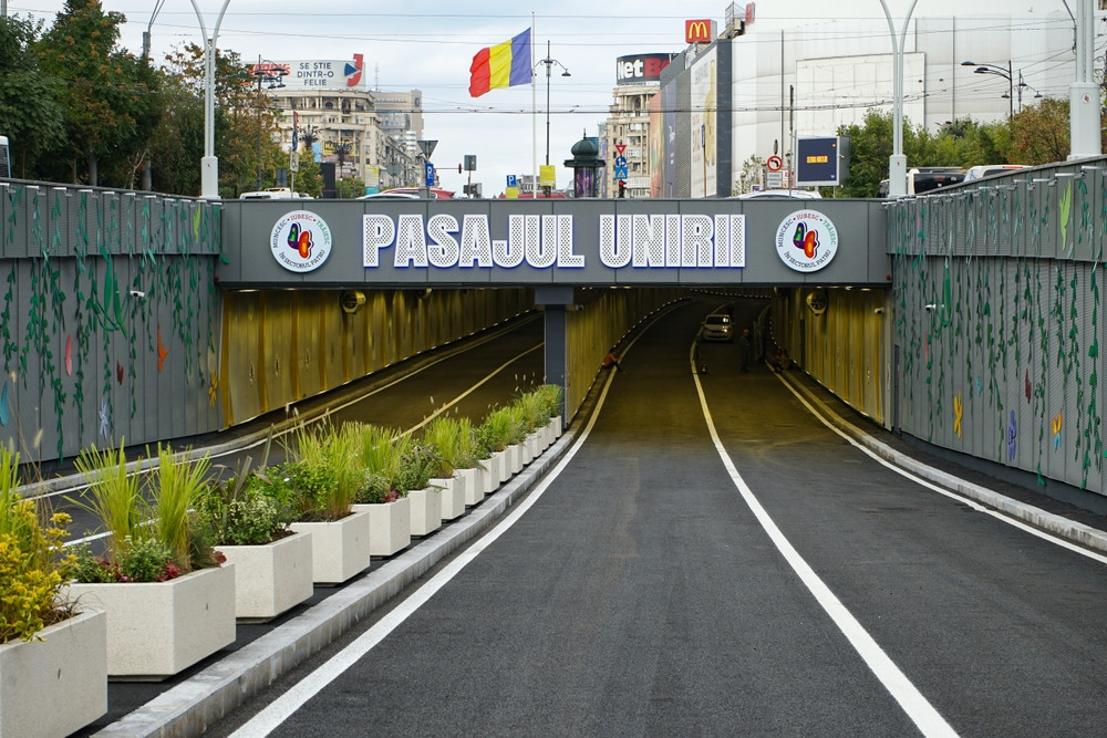 O cisternă plină cu combustibil care voia să intre în Pasajul Unirii, deși era prea înaltă, oprită în ultima clipă | VIDEO