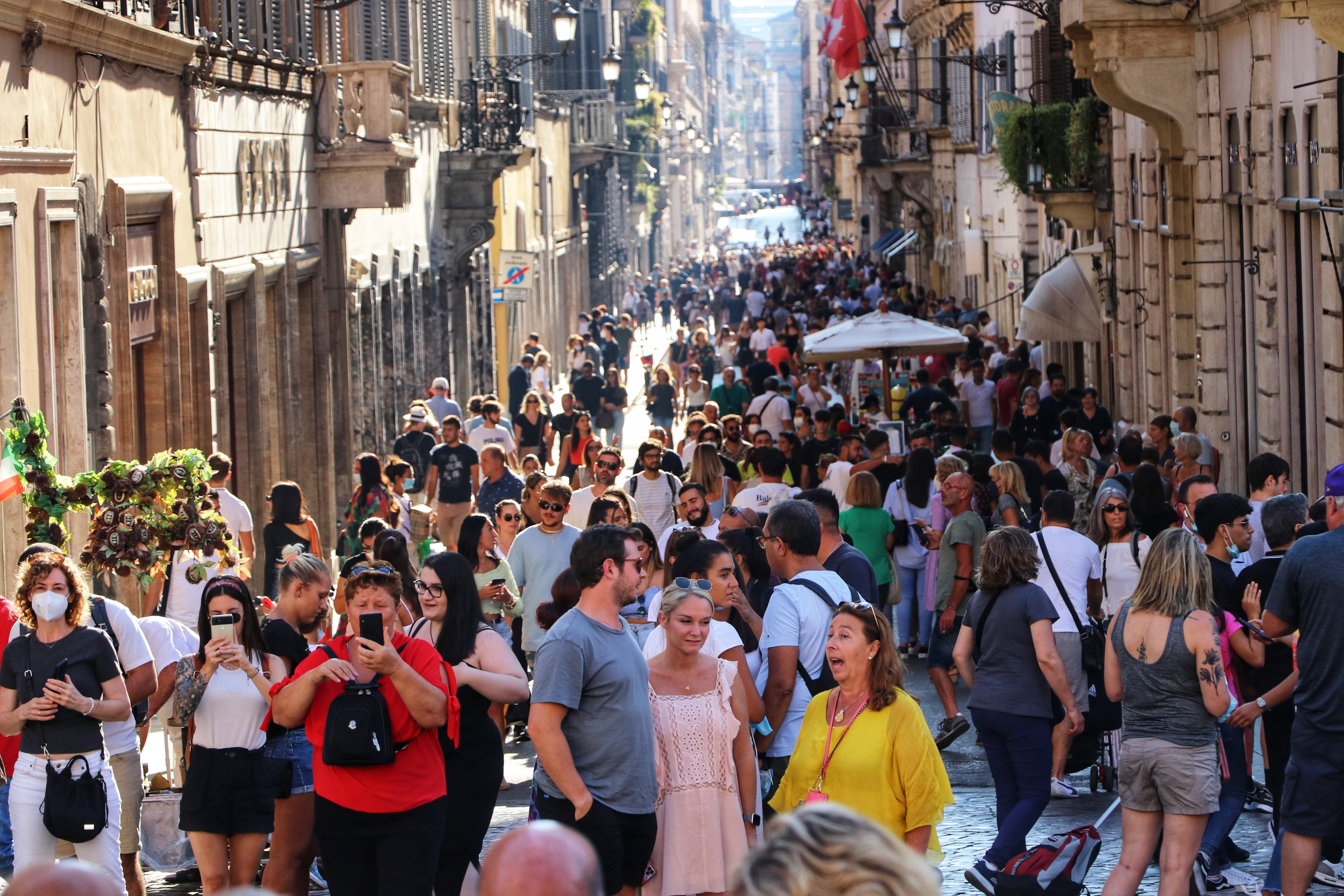 „Dacă vrei zile de odihnă îți tai 300 de euro din salariu”. Condițiile în care lucrează muncitorii sezonieri din Italia