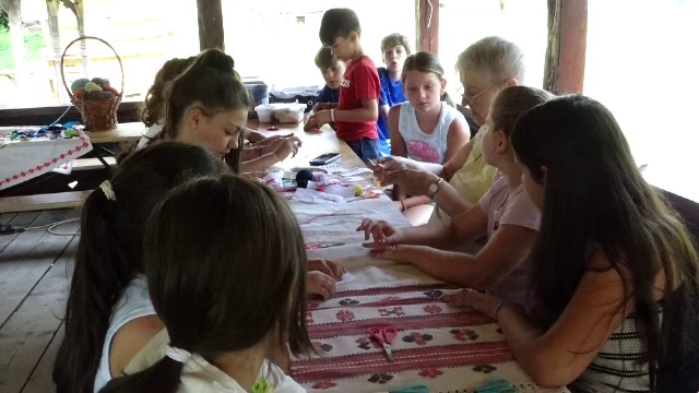 Cum să menții copiii ocupați și fericiți în vacanță. Activități creative la Muzeul Satului din Baia Mare