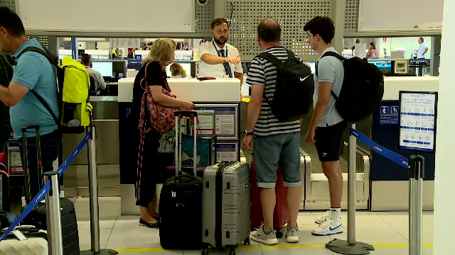 „Două găini, o plantă”. Ce transportă românii cu ei în bagaj atunci când călătoresc cu avionul