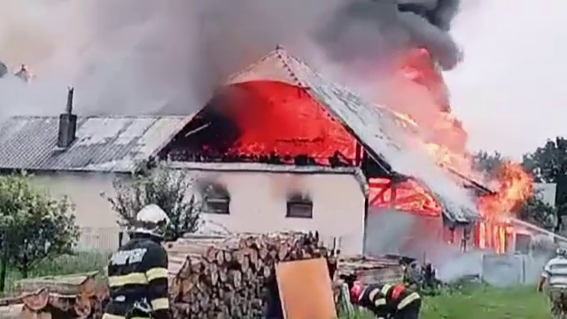 O casă şi un autoturism au ars în urma unui incendiu, într-o localitate din județul Suceava. De la ce ar fi pornit focul