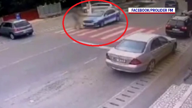 Un bărbat a fost izbit de mașina poliției pe o trecere de pietoni din Galați. Momentul a fost filmat