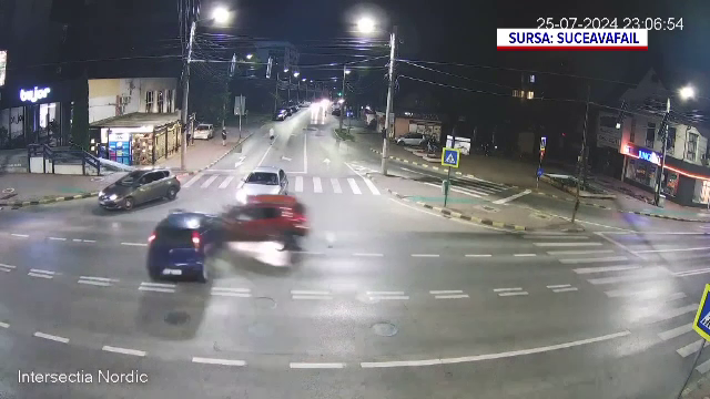 Momentul în care un șofer nu acordă prioritate și este izbit în plin, pe o stradă din Suceava. O a treia mașina a fost lovită