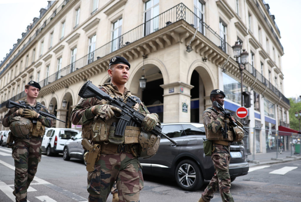 Parisul a fost transformat într-o fortăreață. Mobilizare militară fără precedent de la Al Doilea Război Mondial