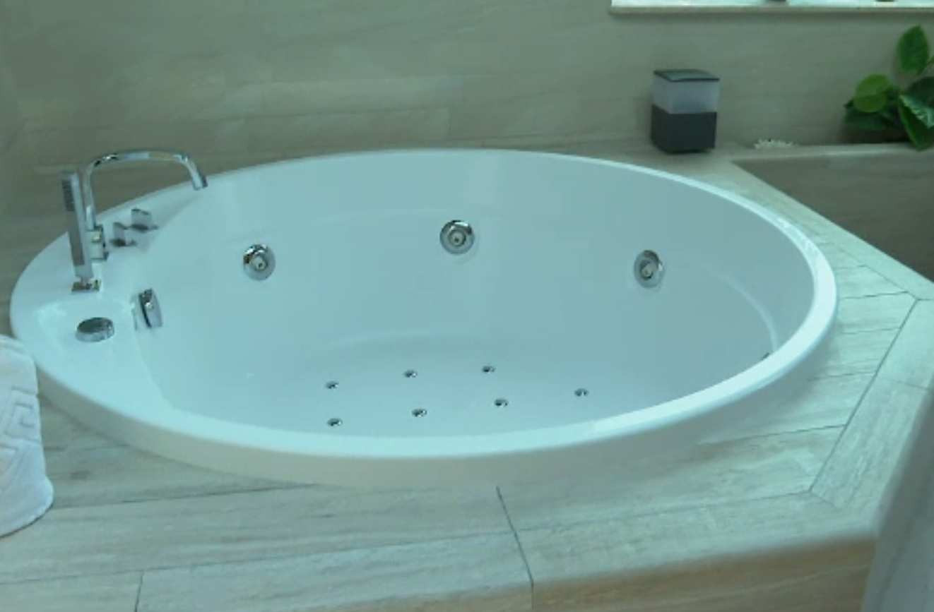 Hotelurile pentru adulți sunt la mare căutare pe litoral. Cât costă noaptea de cazare cu jacuzzi în cameră