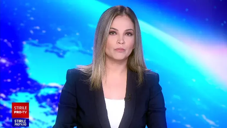 Momentul în care un șofer nu acordă prioritate și este izbit în plin, pe o stradă din Suceava. O a treia mașina a fost lovită