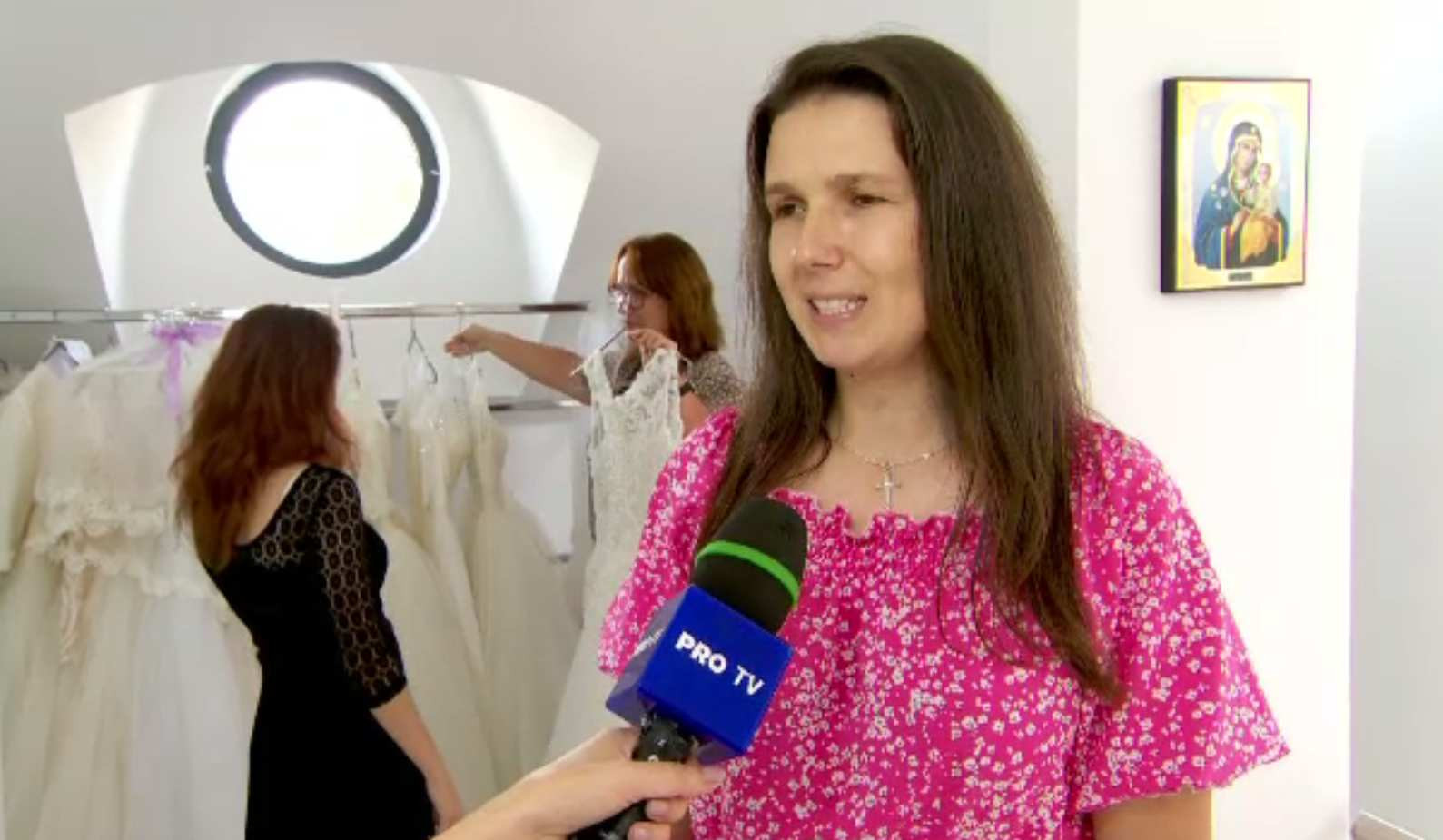 Parohia din Botoșani unde cuplurile fără posibilități fac nuntă gratis. Primesc tot: rochie de mireasă, costum de mire