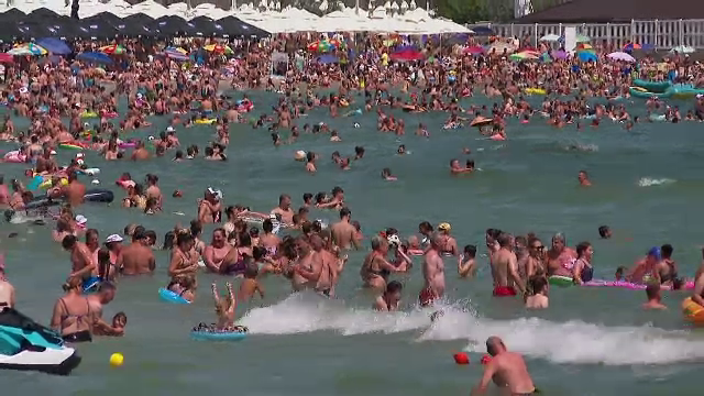 Zeci de mii de turiști au luat cu asalt litoralul. Cât a ajuns să coste o noapte de cazare în plin sezon estival