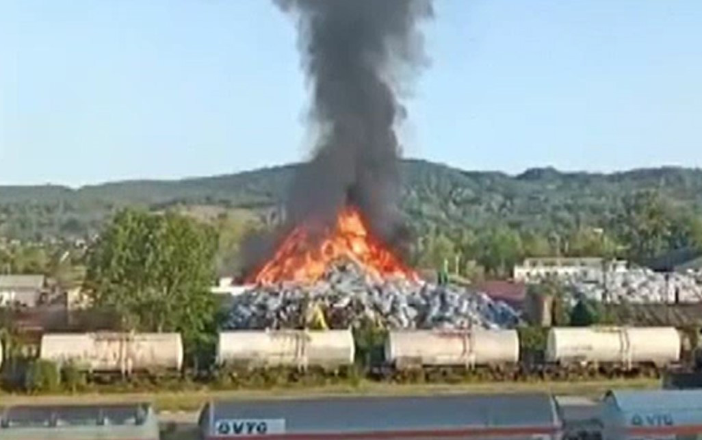 Incendiu pe platforma Oltchim: Ard deșeuri de mase plastice de o zi și jumătate. A fost emis mesaj RO-Alert