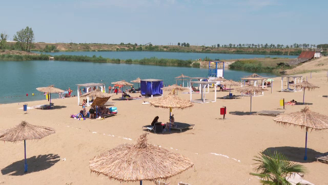 Tot mai mulți turiști fug de caniculă pe „litoralul vestului”. Cât costă un șezlong sau un baldachin