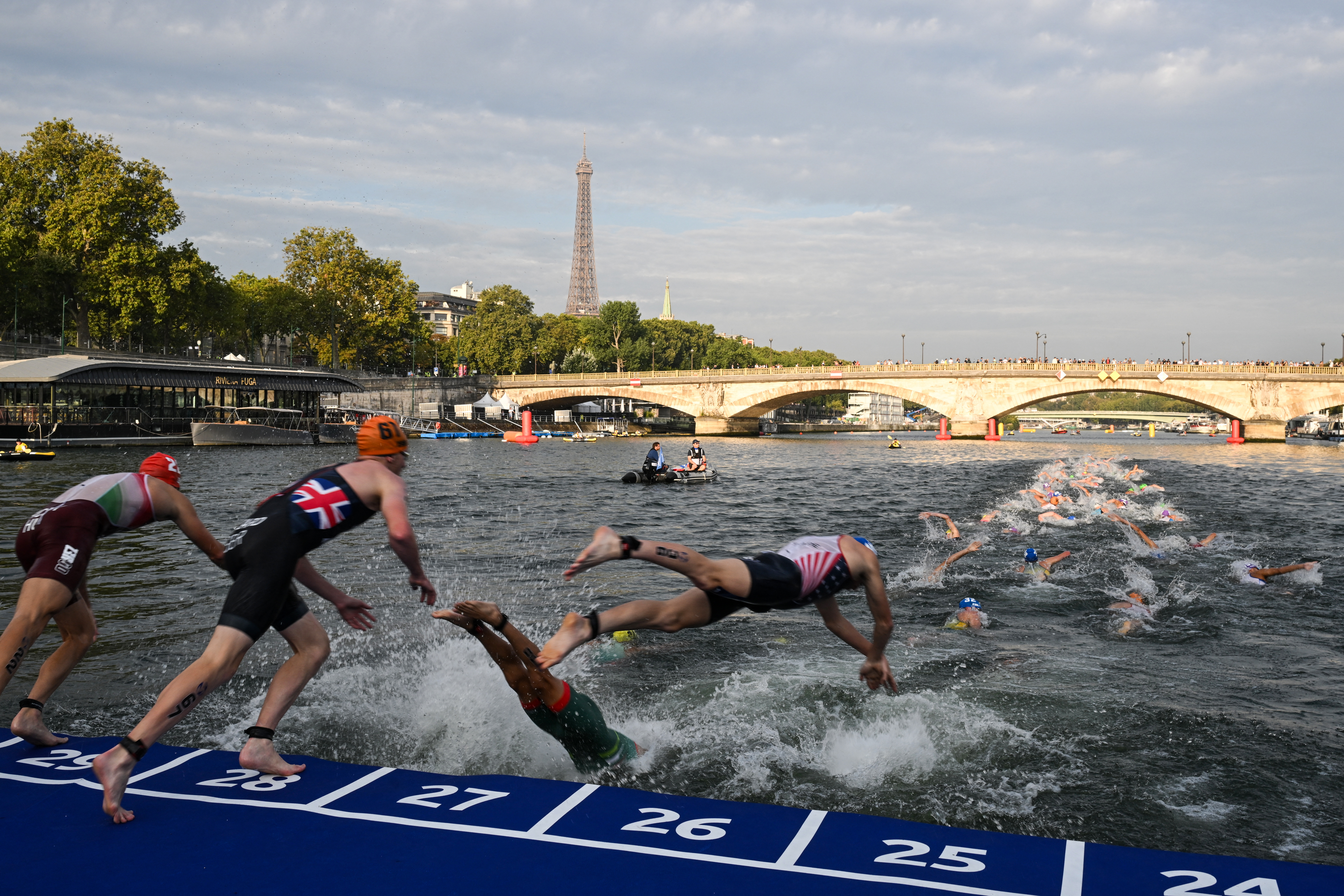 Prima mare problemă apărută la JO de la Paris. Organizatorii le-au interzis sportivilor de la triatlon să intre în Sena