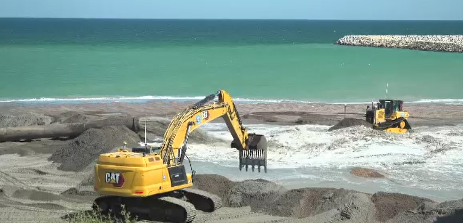 Turiștii din sudul litoralului fac plajă printre utilaje. Unii au plătit 1.750 de lei pe noapte pentru acest "răsfăț"