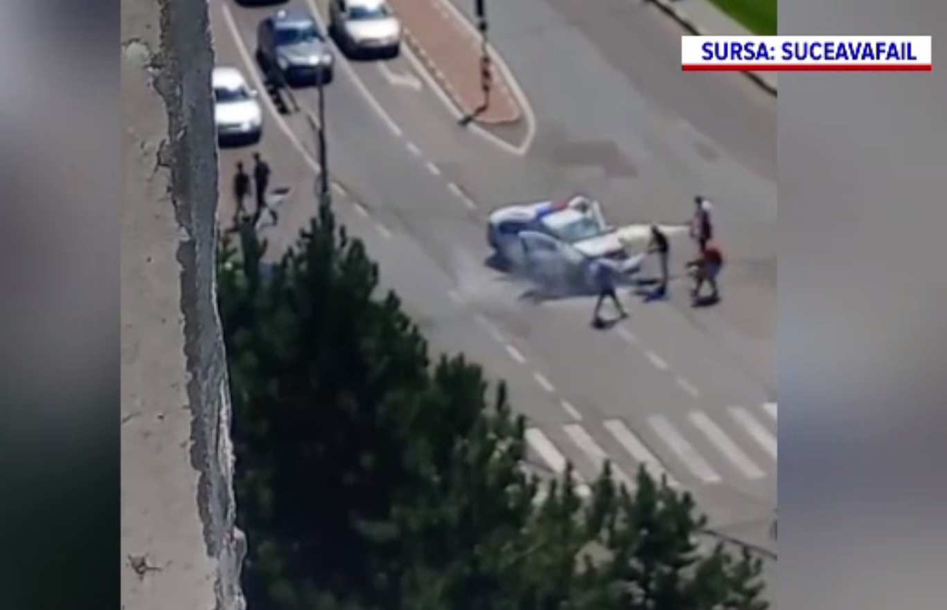 Mașină a poliției cu doi reținuți, lovită de o șoferiță începătoare. Ce s-a întâmplat după accident