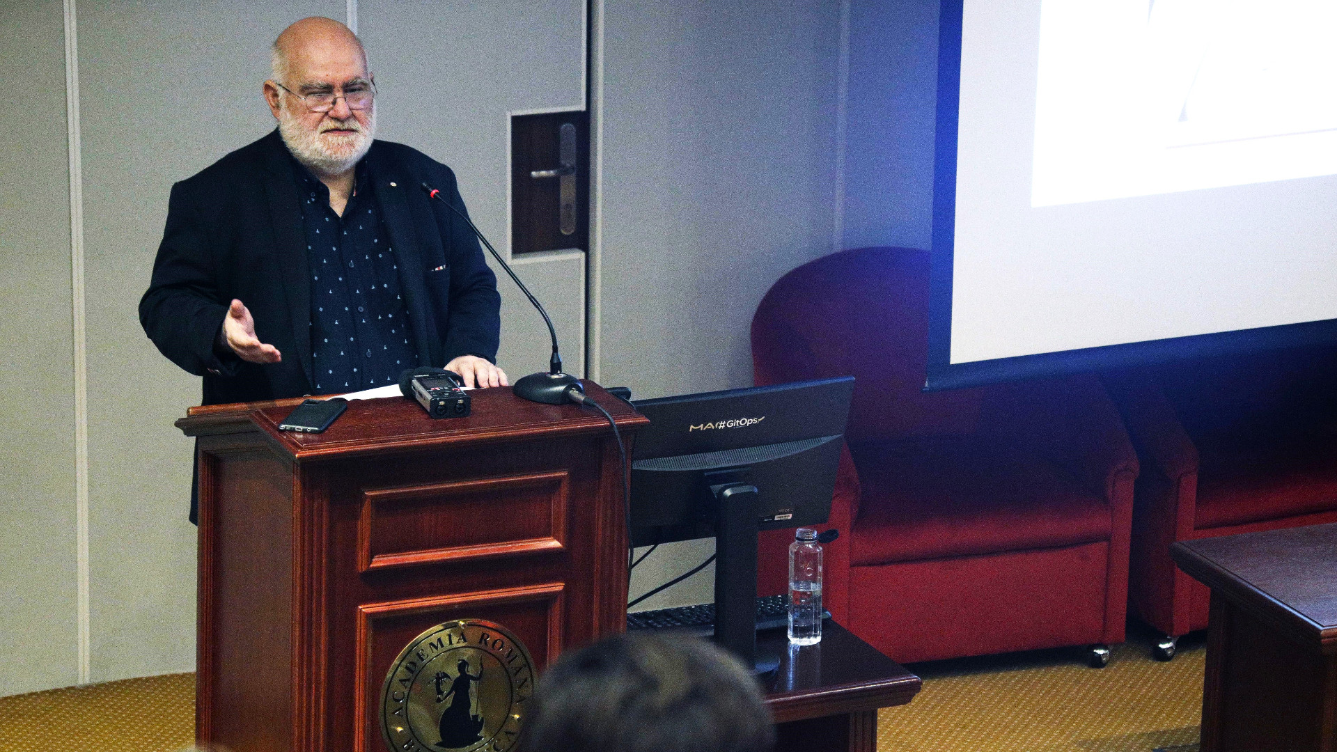 Dosar penal pentru ”folosirea funcţiei în scop sexual”, după acuzaţiile aduse profesorului Alfred Bulai de la SNSPA