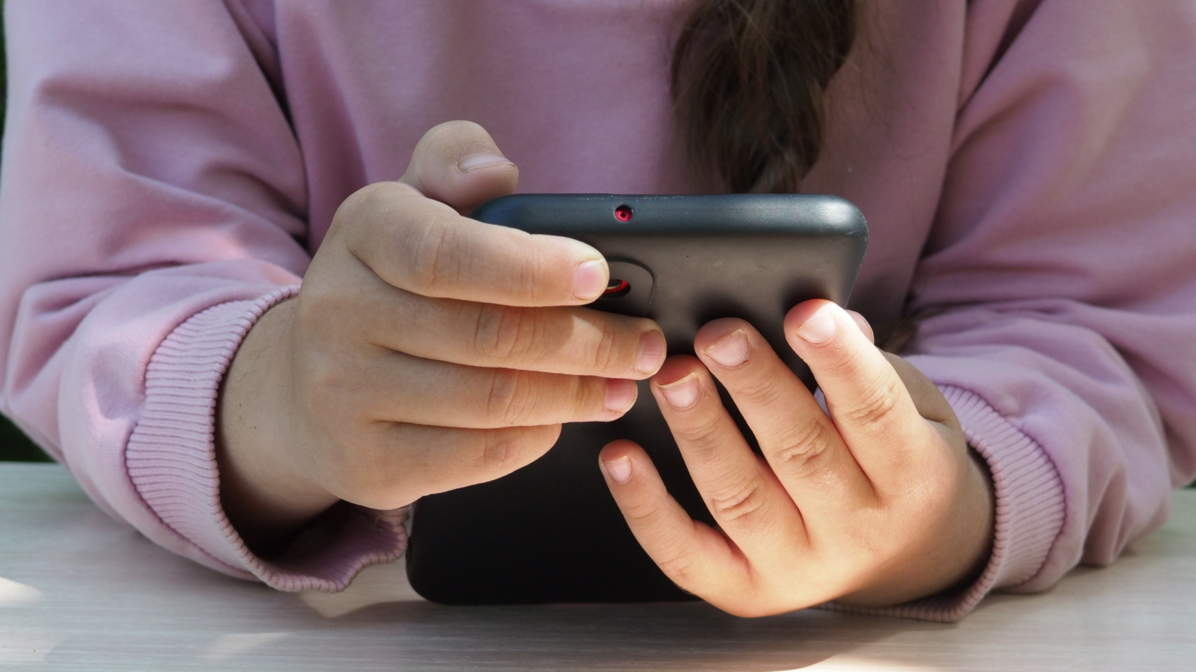 Țara din Europa care va încerca interzicerea telefoanelor mobile la școală pentru copiii sub 15 ani