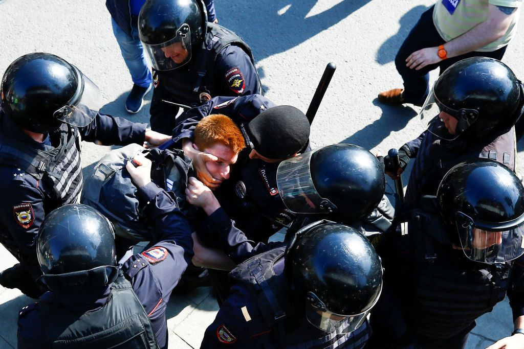 Zeci de arestări efectuate de Rusia în teritoriile ocupate din Ucraina. Ce acuzații li se aduc oamenilor