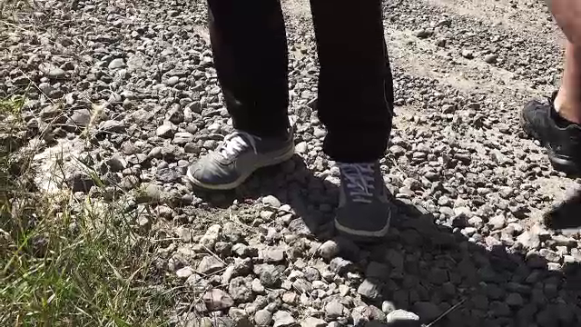 Un bărbat din Mureș a fost găsit în pat cu o fetiță de 12 ani, pe care ar fi violat-o. Mama minorei: „I-ar fi dat un telefon”