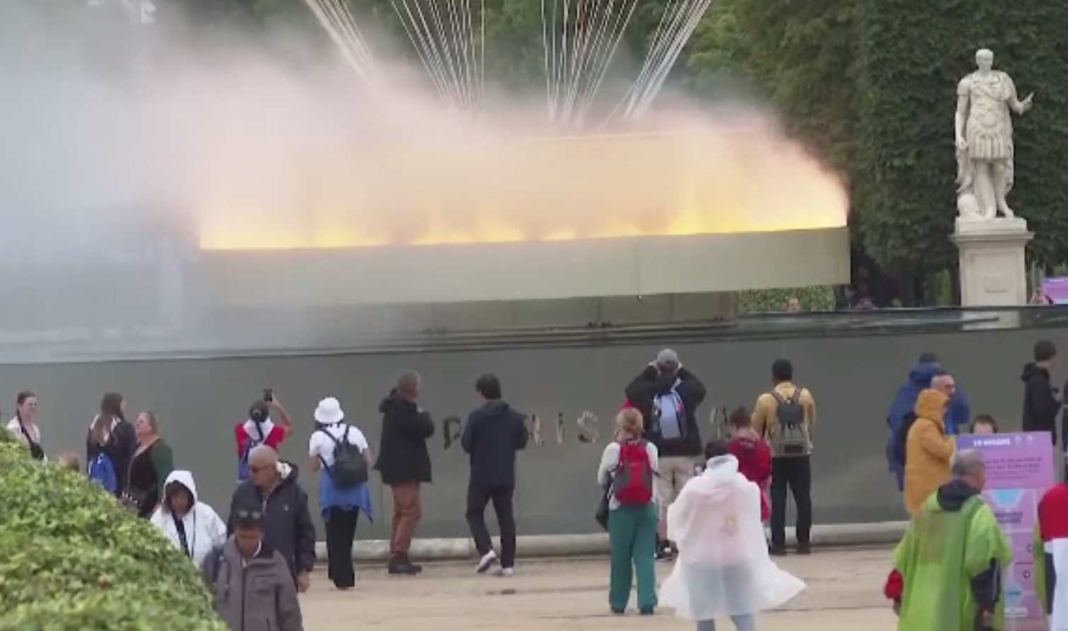 Cozi la flacăra olimpică din Grădinile Tuileries, pentru selfie. Se dau tichete gratuite