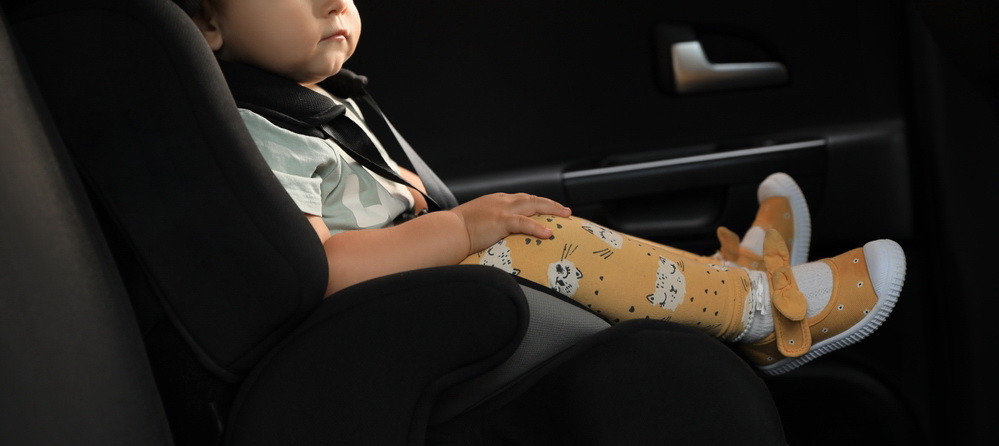 Un copil de un an din Oradea a rămas blocat într-o mașină încinsă de soare, cu cheile în interior