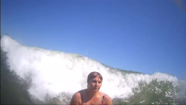 „Păi venim la mare să stăm așa?”. Turiștii au intrat în valuri imense, ignorând salvamarii, dar unii au țipat după ajutor