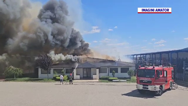 Pompierii au luptat cu flăcările puternice de la un restaurant din Horezu. Hidranții nu ar fi funcționat