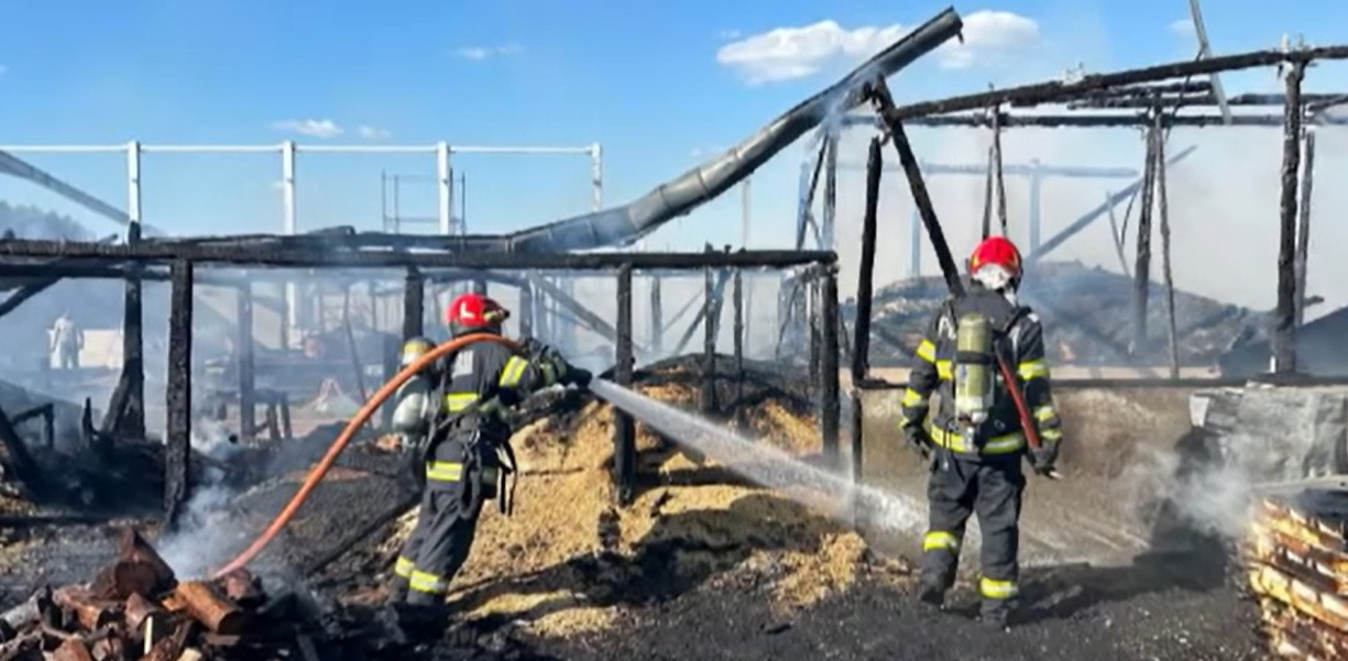 Fermă cuprinsă de flăcări în județul Brașov. Vâlvătaia s-a întins pe aproape 500 de metri pătrați