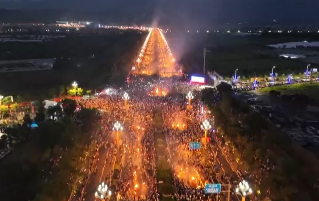 Populația Yi din sud-vestul Chinei a sărbătorit unul dintre cele mai mari festivaluri cu torțe