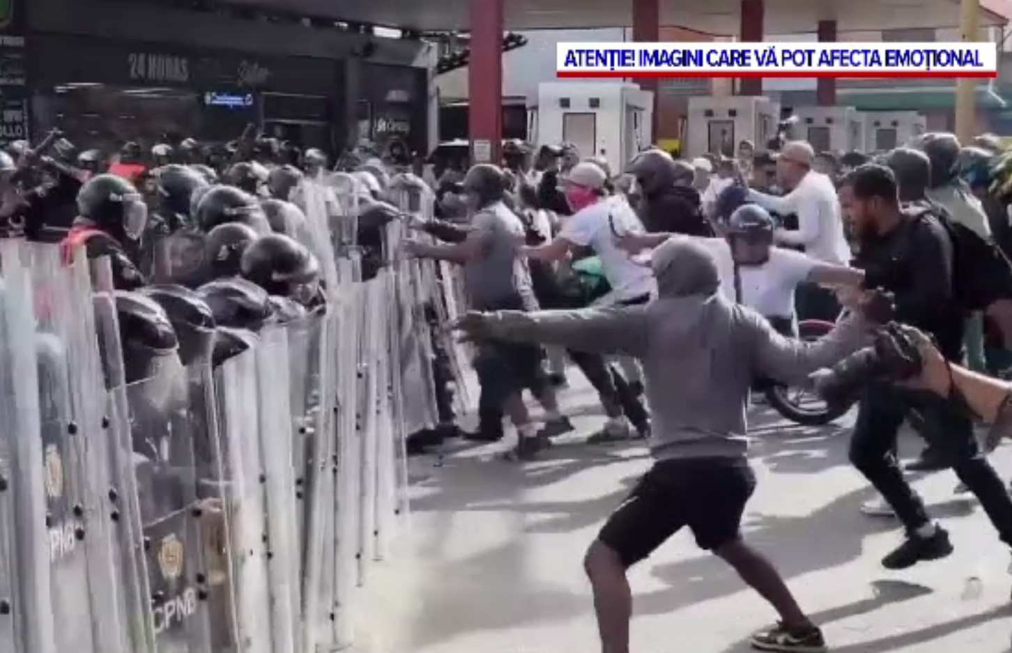 Bătăi de stradă înecate în sânge de poliție, în Venezuela, după „victoria” lui Maduro. Cine sunt „chavistas”