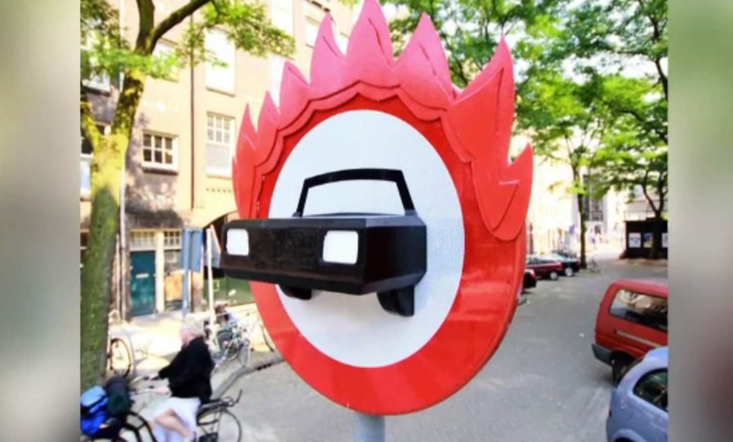 Orașul în care semnele de circulație sunt transformate în artă. Poliția închide ochii de dragul localnicilor și turiștilor